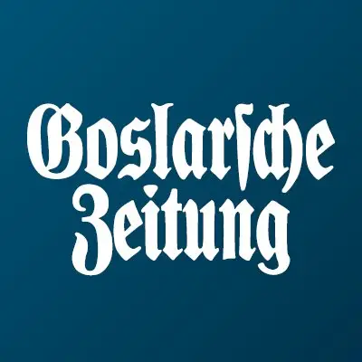 Logo der Goslarer Zeitung auf blauem Hintergrund. Schriftzug in schwarzer, gotischer Schrift.