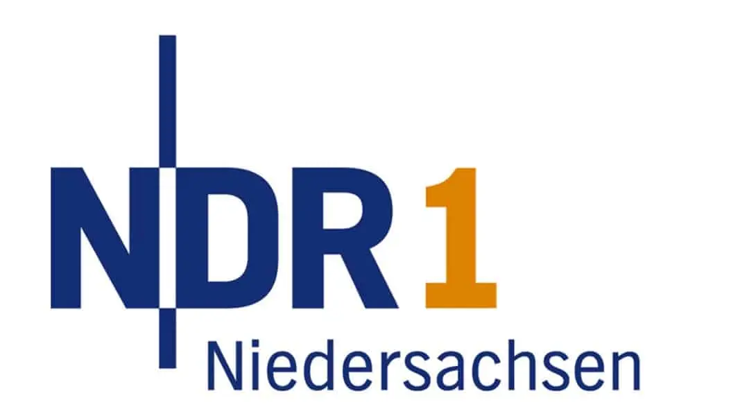 Logo von NDR 1 Niedersachsen, bestehend aus blauen und orangefarbenen Schriftzügen auf weißem Hintergrund.