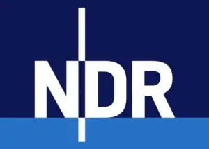 Logo des NDR auf blauem Hintergrund, bestehend aus den Buchstaben NDR in Weiß und einem vertikalen Trennstrich.