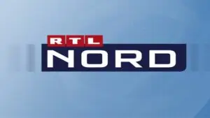 Logo von RTL Nord auf blauem Hintergrund, bestehend aus dem Schriftzug RTL in Rot und NORD in Weiß.