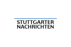 Logo der Stuttgarter Nachrichten in schwarzer Schrift auf weißem Hintergrund mit blauem Balken oben.