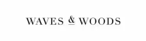 ALT-Text: Schriftzug Waves & Woods in eleganter, schwarzer Schrift auf weißem Hintergrund.