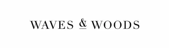 ALT-Text: Schriftzug Waves & Woods in eleganter, schwarzer Schrift auf weißem Hintergrund.