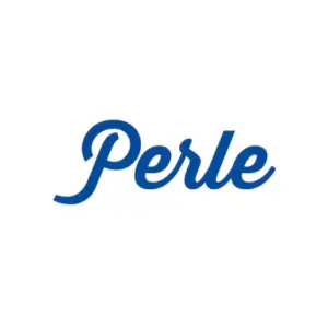 Blaues Logo mit der Schrift Perle in geschwungener Schriftart auf weißem Hintergrund.