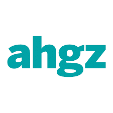 Logo der AHGZ, einer Fachzeitschrift für die Hotel- und Gastronomiebranche, in türkisblauer Schrift auf weißem Hintergrund.