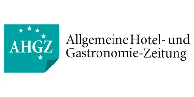 Logo der All­ge­meinen Hotel- und Gastronomie-Zeitung (AHGZ) mit Text und Sterne-Elementen in turquoise und schwarz.
