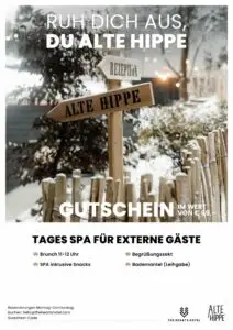 Rustikales Wegzeichen mit den Aufschriften „Rezeption“ und „Alte Hippe“ in einer winterlichen Umgebung.