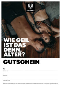 Paar auf einem Bett, nah zusammenliegend. Gutschein-Design von The Hearts mit Aufforderung zur Nutzung.