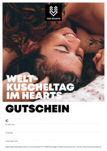 Paar kuschelt auf einem Bett, umgeben von Kissen, mit einem Gutschein für den Weltkuscheltag im Hintergrund.