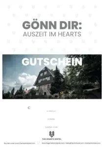 Gutschein für das Hearts Hotel mit einem Abbild eines stilvollen Gebäudes umgeben von Bäumen, unter einem wolkigen Himmel.