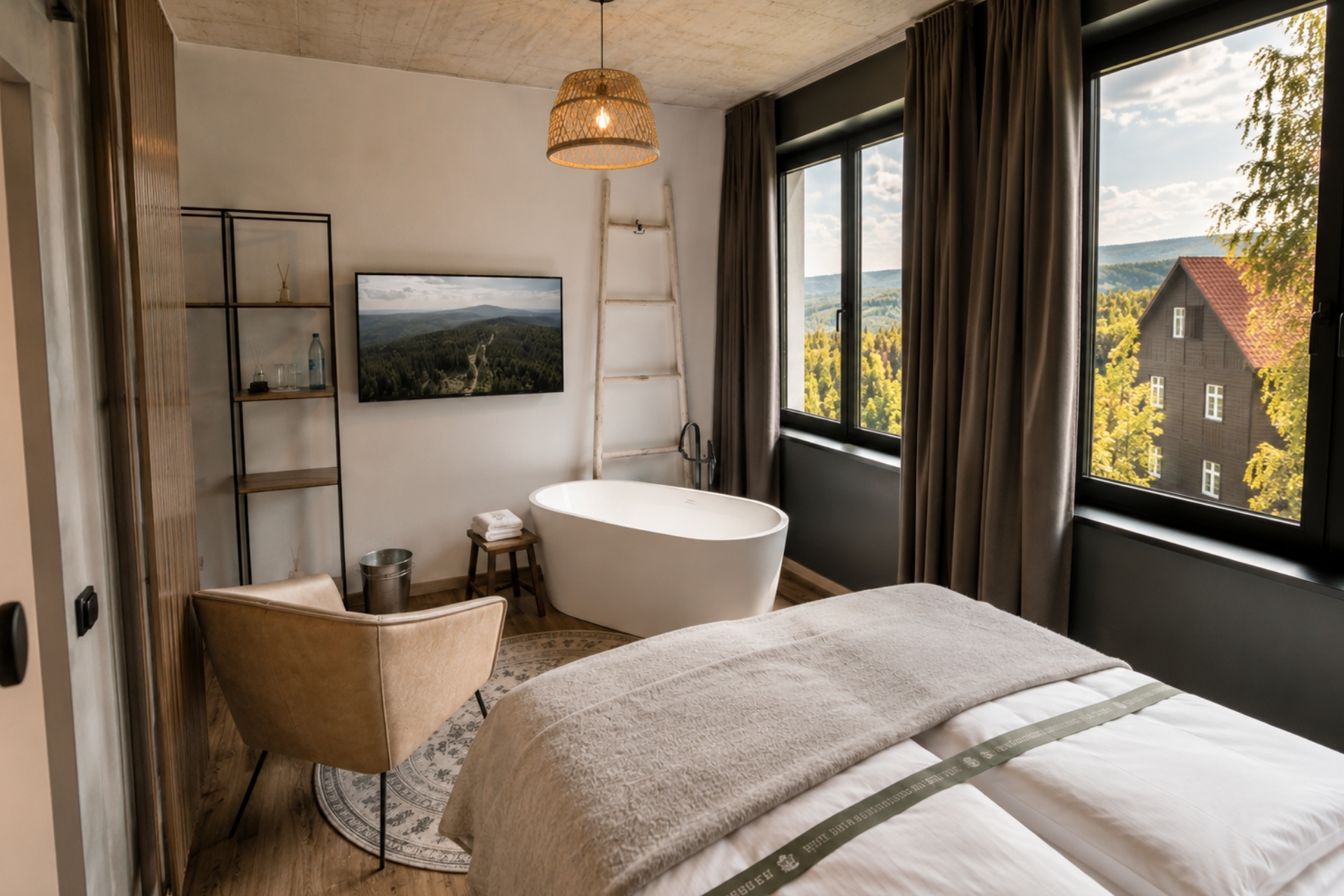 Helle Unterkunft mit Blick auf eine Landschaft, freistehende Badewanne, Fernseher, Sessel und modernes Interieur.